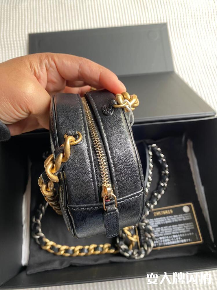 Chanel香奈儿 闲置19bag黑金圆饼链条包 Chanel香奈儿闲置19bag黑金圆饼链条包，可甜可盐的小可爱，俏皮不失精致优雅感，手提斜挎尽显个性时尚，附件如图这枚好价带走啦